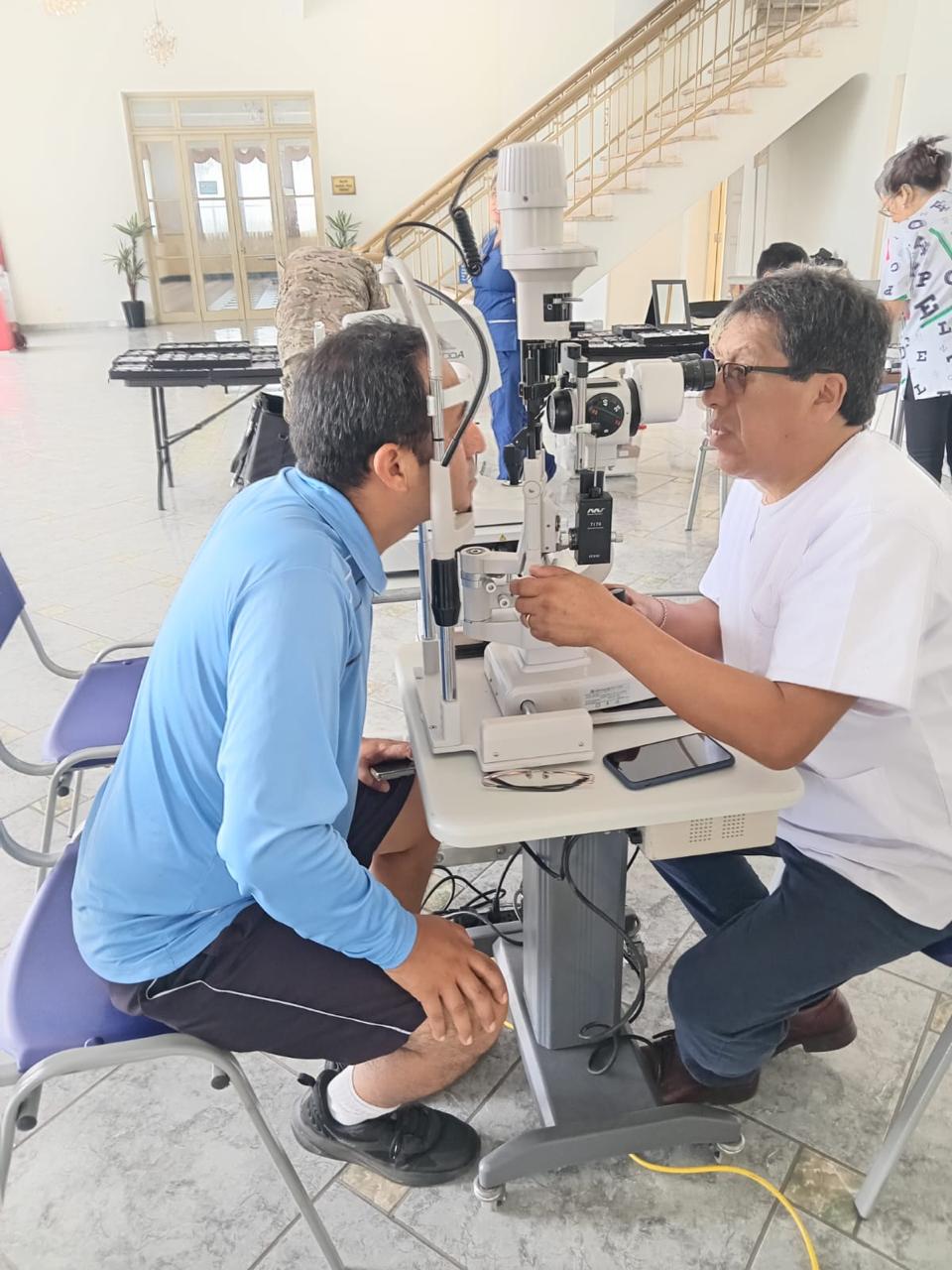 Evaluación visual con lámpara de hendidura durante una campaña institucional
