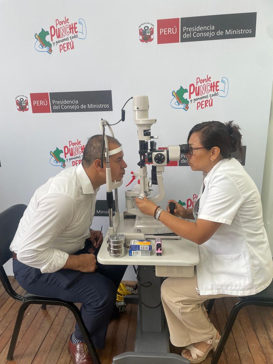 Atención visual con equipo especializado durante una jornada institucional