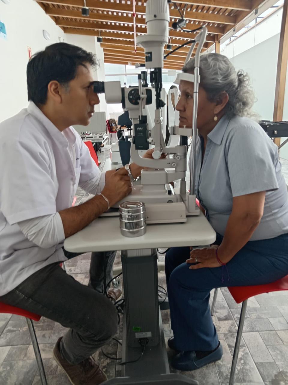 Profesional de Calidad Visual atendiendo a una participante de campaña