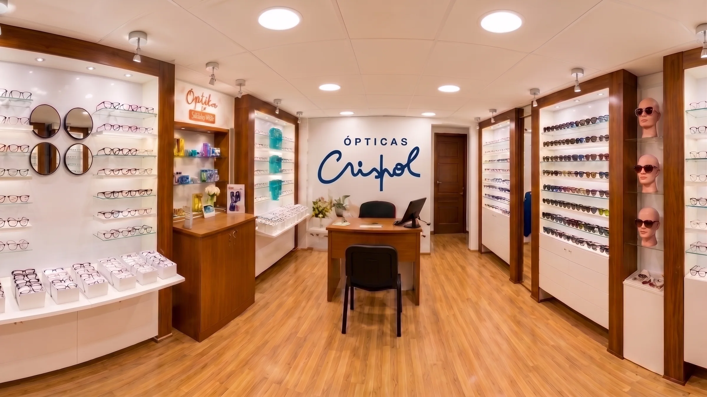 Interior de Ópticas Crispol con exhibidores de monturas y área de atención